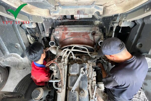 Nhân viên VPT Auto đang sửa chữa, bảo dưỡng xe Nhân viên VPT Auto đang sửa chữa, bảo dưỡng xe
